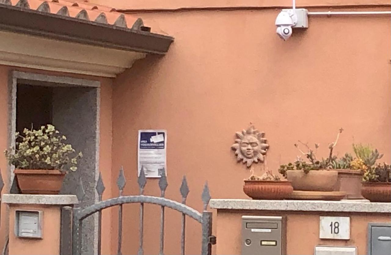 Presso La Maison De Gioel Usufruirai Di Un Appartamento Indipendente Dotato Di Uso Cucina E Lavatrice Arredato In Maniera Funzionale Situato In Ottima Posizione Vicino A Supermercati Caffetterie Pasticcerie Bar Pizzerie E Tanti Altri Servizi Olbia Eksteriør bilde